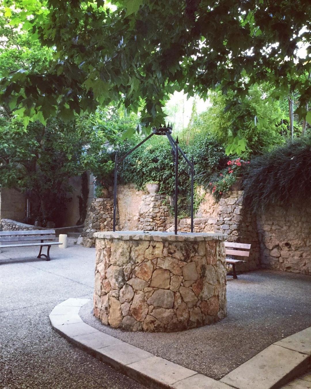 ホテル Au Puits De La Fontaine Tavernes エクステリア 写真