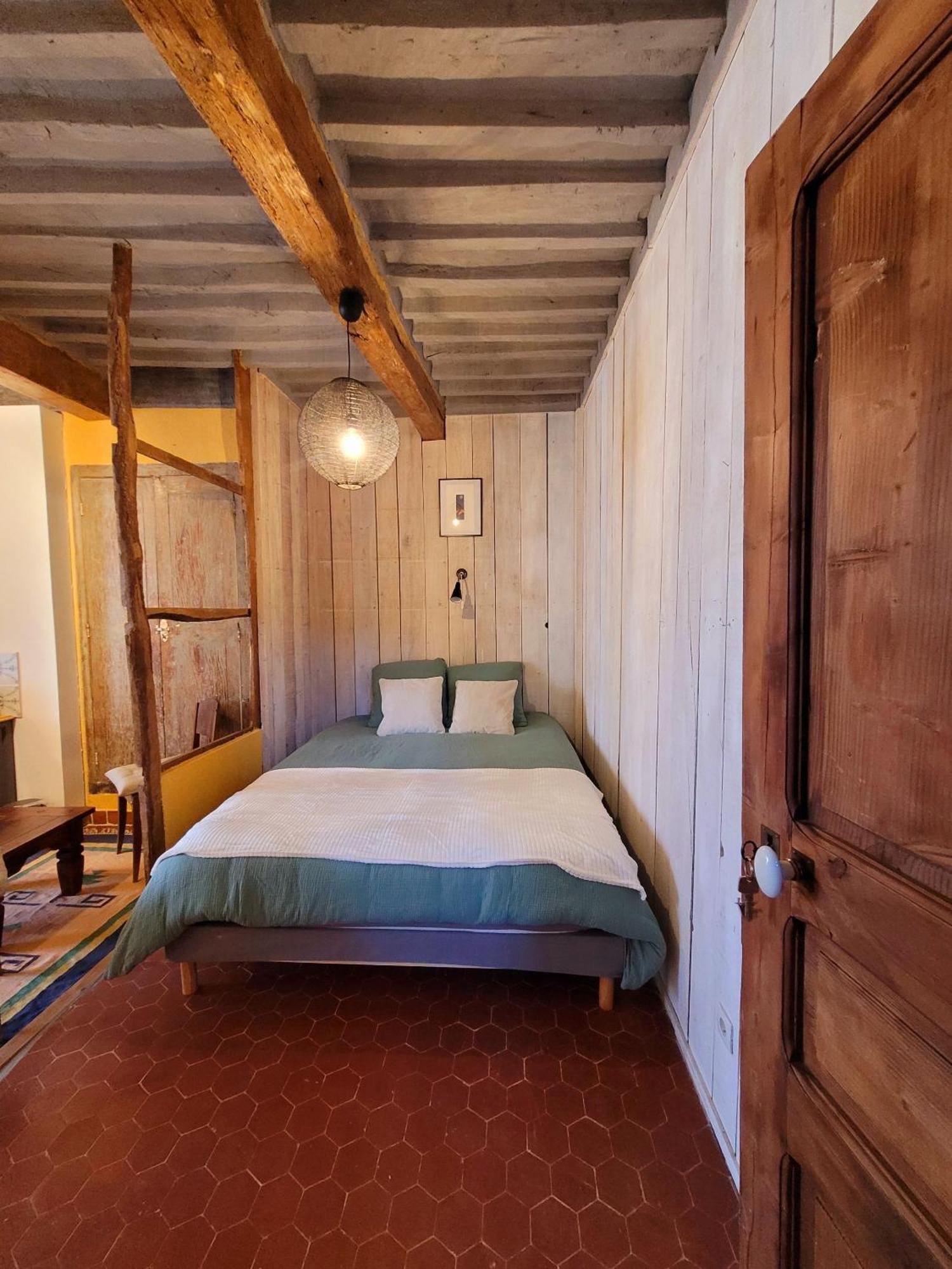 ホテル Au Puits De La Fontaine Tavernes 部屋 写真